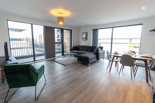 Sevenstays Ashford - 2BR Luxury Apartments