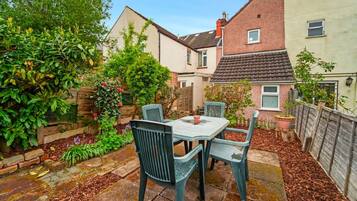 4 bedrooms, desk, Internet