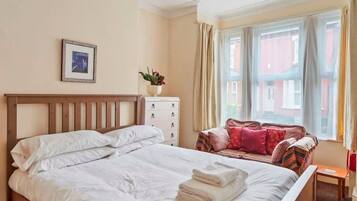 4 bedrooms, desk, Internet