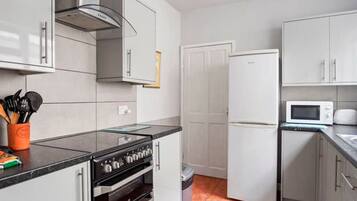 4 bedrooms, desk, Internet