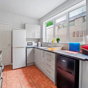 Hus | 4 sovrum, skrivbord och internet