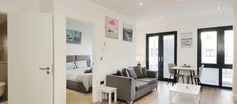 Modern Comfort: Seven Stays Broadoaks