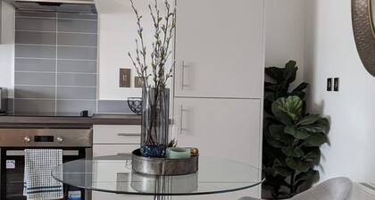 Luxury 2 Bed Apt - 15 Mins to Central Birmingham