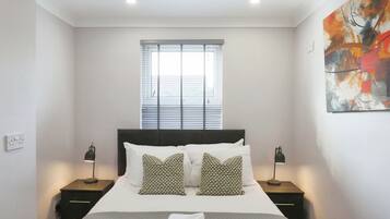 7 bedrooms, desk, Internet