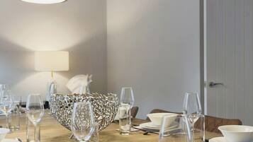 House | 7 bilik tidur, meja, Internet