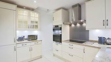 7 bedrooms, desk, Internet