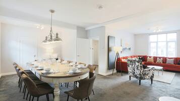 7 bedrooms, desk, Internet