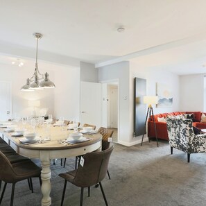 House | 7 bedrooms, desk, Internet