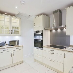 House | 7 bedrooms, desk, Internet