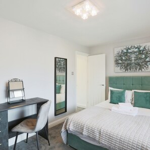 House | 7 bedrooms, desk, Internet