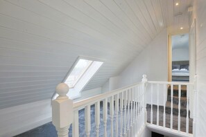 House | 7 bedrooms, desk, Internet