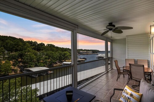 Top Floor 2Bd 2Bath Condo at Lighthouse Landing!