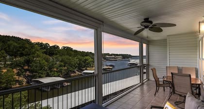 Top Floor 2Bd 2Bath Condo at Lighthouse Landing!