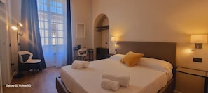 Deluxe tweepersoonskamer, uitzicht op de stad | Luxe beddengoed, bedden met traagschuimmatrassen