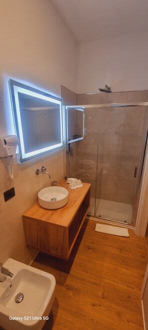 Shower, rainfall showerhead, hair dryer, bidet - EVA LUXURY SUITE (Cagliari)