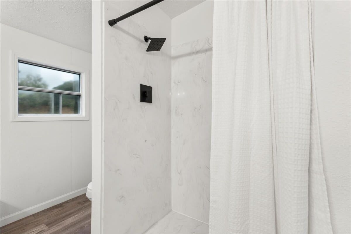 Douche, séchoir à cheveux, serviettes fournies