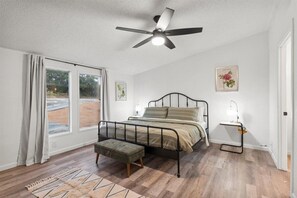 3 habitaciones, tabla de planchar con plancha y cuna de viaje 