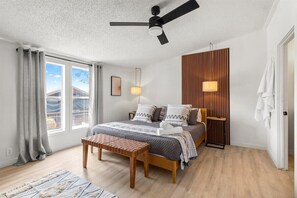 3 bedrooms, iron/ironing board, travel crib, WiFi - Starlight Horizon Cabin G – Pool and Retreat | Pet-Friendly Texas Hill Country C (Canyon Lake)