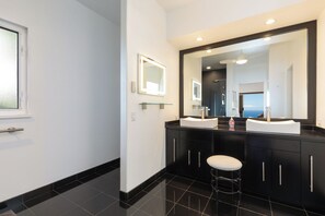 Shower, hair dryer, towels - Minimum180days* Kailua-Kona Stunning House w/ Ocean Views & Infinity Pool (Kailua-Kona)