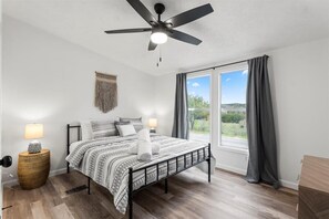 3 bedrooms, iron/ironing board, travel cot, WiFi - Starlight Horizon Cabin K – Pool and Retreat | Pet-Friendly Texas Hill Country C (Canyon Lake)
