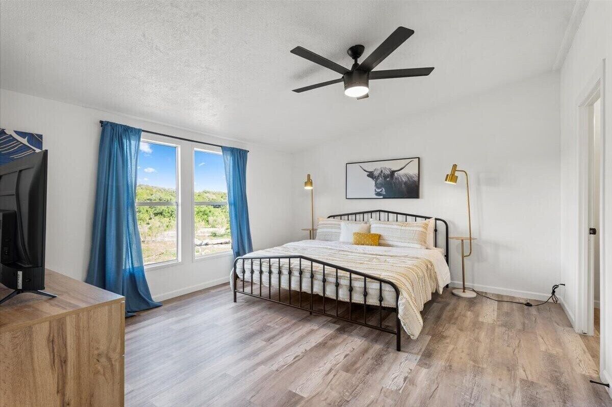 3 slaapkamers, een strijkplank/strijkijzer, reisbedje, wifi