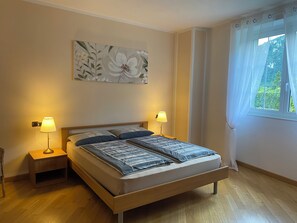 2 bedrooms, desk, travel cot, free WiFi - Casa Elena, bis 4 Personen, Großer Sonniger Balkon, ca. 300m zum See/ Strand (Crone)