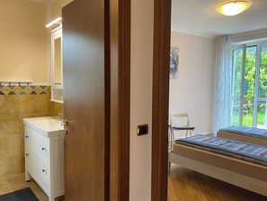 2 bedrooms, desk, travel cot, free WiFi - Casa Elena, bis 4 Personen, Großer Sonniger Balkon, ca. 300m zum See/ Strand (Crone)