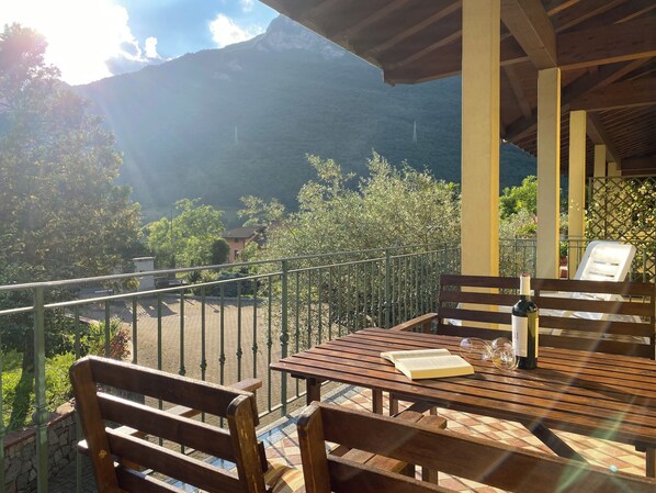 Outdoor dining - Casa Elena, bis 4 Personen, Großer Sonniger Balkon, ca. 300m zum See/ Strand (Crone)