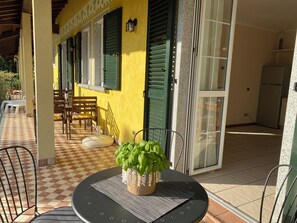 Outdoor dining - Casa Elena, bis 4 Personen, Großer Sonniger Balkon, ca. 300m zum See/ Strand (Crone)