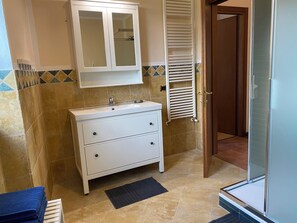 Shower, hair dryer, bidet, towels - Casa Elena, bis 4 Personen, Großer Sonniger Balkon, ca. 300m zum See/ Strand (Crone)