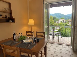 Dining - Casa Elena, bis 4 Personen, Großer Sonniger Balkon, ca. 300m zum See/ Strand (Crone)