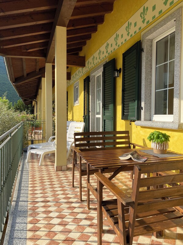 Outdoor dining - Casa Elena, bis 4 Personen, Großer Sonniger Balkon, ca. 300m zum See/ Strand (Crone)