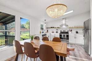 Køleskab, mikrobølgeovn, ovn, kogeplade