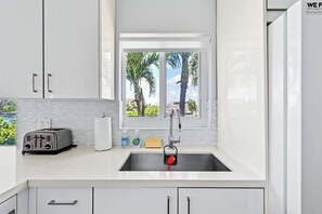 冷蔵庫、電子レンジ、オーブン、コンロ