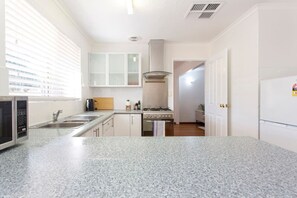 Microonde, forno, piano cottura, lavastoviglie