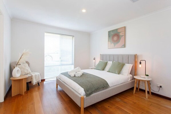 3 عدّة غرف نوم ومكواة/لوح كي وواي فاي وملاءات أسرّة