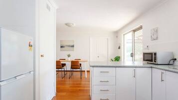 Een magnetron, een oven, een kookplaat, een vaatwasser