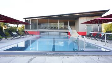 Piscina interna, piscina externa sazonal