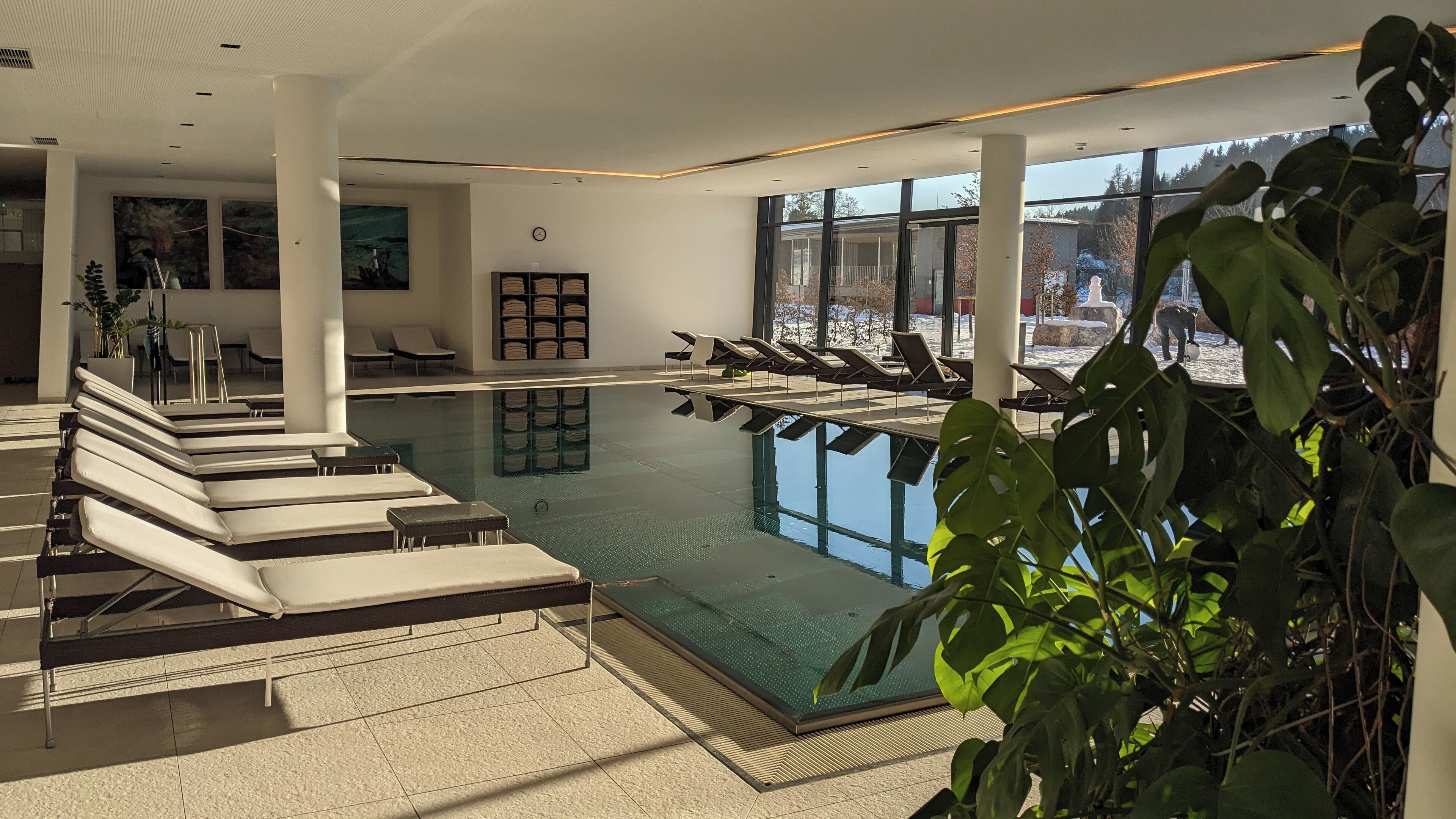 室内游泳池，季节性开放的室外游泳池