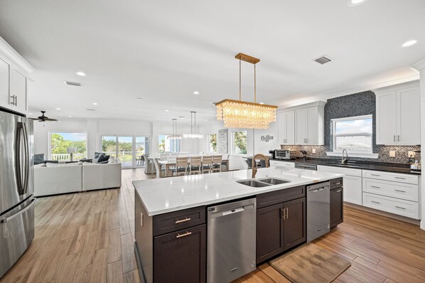 Een koelkast, een microgolfoven, een oven, een kookplaat