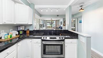 Signature Condo, 3 Bedrooms, Non Smoking, Balcony | Private kitchen | Fridge, microwave, oven, stovetop