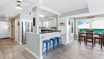 Signature Condo, 3 Bedrooms, Non Smoking, Balcony | In-room dining