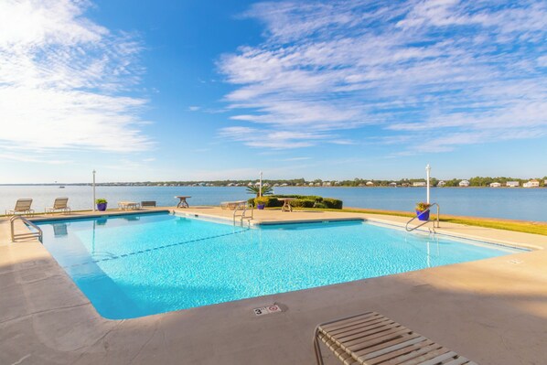 من حمّامات السباحة المغطاة، حمّام سباحة خارجي