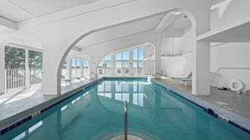 Innendørsbasseng og utendørsbasseng