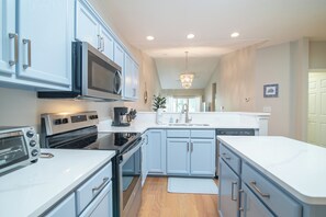 冷蔵庫、電子レンジ、オーブン、コンロ