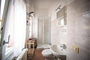 Shower, hair dryer, bidet, towels - Convenience within walking distance of Verbania  (Pallanza)
