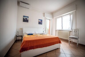 1 bedroom, WiFi, bed sheets - Convenience within walking distance of Verbania  (Pallanza)