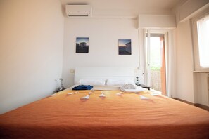 1 bedroom, WiFi, bed sheets - Convenience within walking distance of Verbania  (Pallanza)