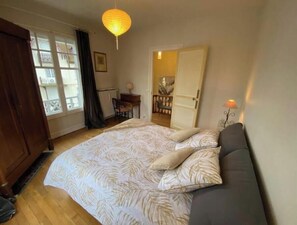 2 chambres, fer et planche à repasser, lit de bébé portatif