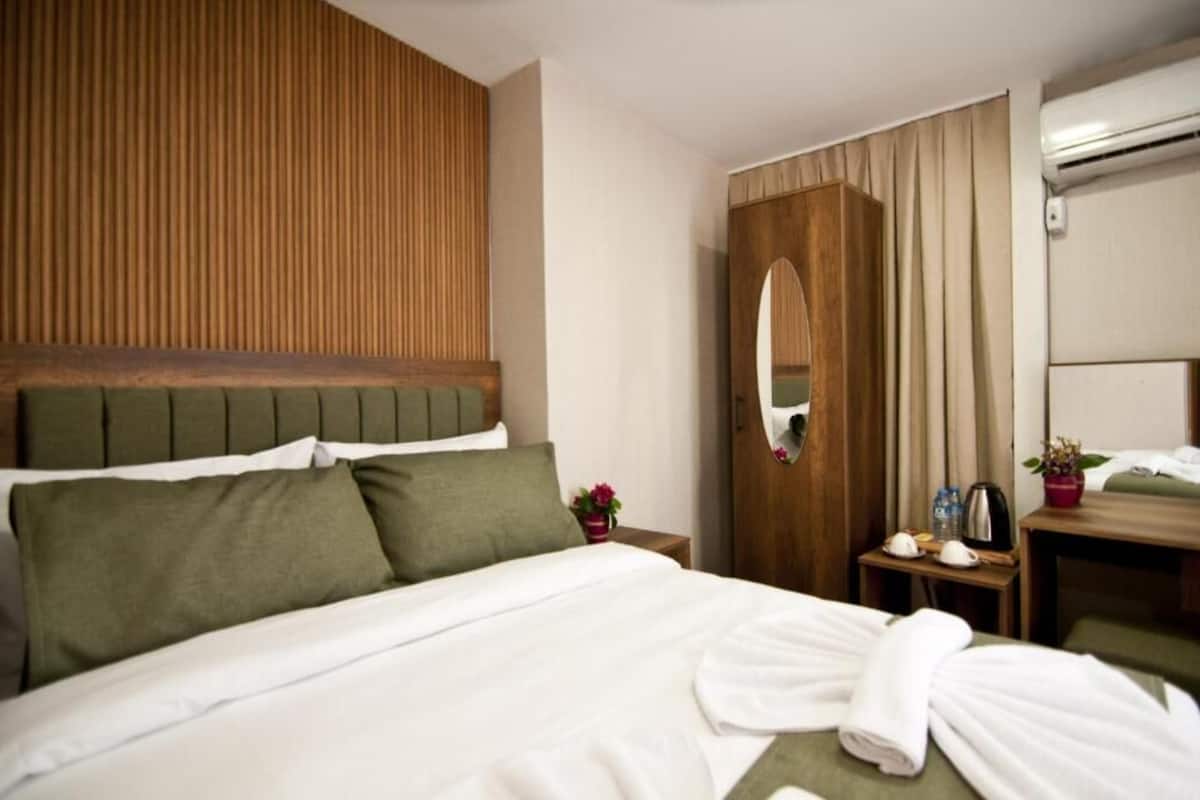 Standard Double Room with Sea View | Ropa de cama hipoalergénica, edredón, minibar y escritorio